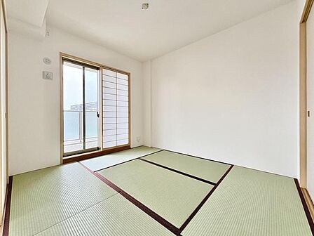 日本の心、和室の安らぎ。客間や子供の遊び場として、多目的に使える贅沢な空間です。