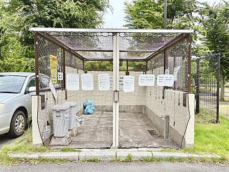 快適な生活を支える清潔なゴミステーション。整理整頓が行き届き、毎日の暮らしやすさに貢献します。