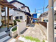 広々とした駐車スペースを確保。大切な愛車を停めても余裕があり、来客時も安心です。