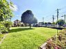 その他：緑豊かな公園、奥に椅子があります、ぜひ現地にて、実際の広さや開放感をお確かめください。