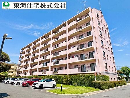 マンションの外観写真です、ぜひ現地にて、実際の開放感や広さをご体感ください。