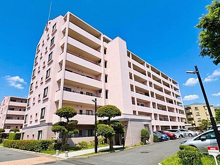 陽光を浴びて輝く外観は、新しい生活の舞台としてふさわしい風格。ぜひ現地でその存在感をご体感ください。