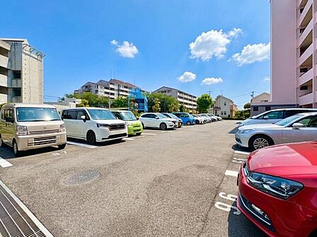 大切なお車を安心して守れる駐車場を完備。ゆとりあるスペースが、日々の快適なカーライフを支えます。