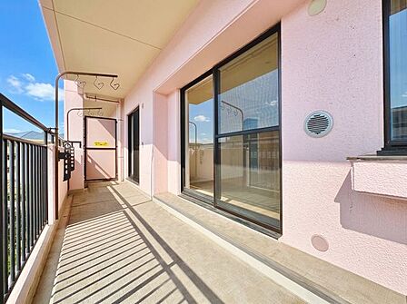 目の前に広がる開放的な景色。毎日の暮らしに潤いを与える、心地よい眺望です。