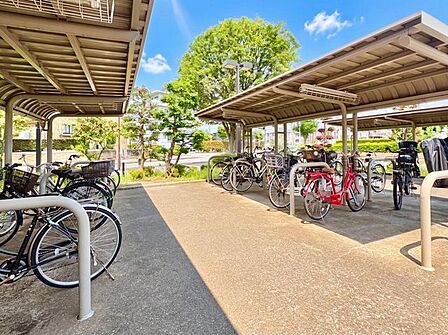自転車も整然と並ぶ駐輪スペース。日々の利便性に配慮された共用施設が、毎日の暮らしをスムーズに整えます。