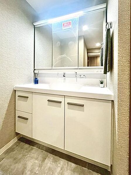 洗面化粧台です、ぜひ現地にて、実際の広さや開放感をお確かめください。