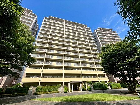 マンションの外観写真です、ぜひ現地にて、実際の広さや開放感をお確かめください。