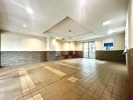 広々、エントランスです、ぜひ現地にて、実際の広さや開放感をお確かめください。