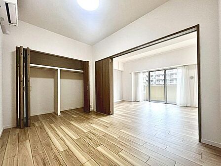 洋室約6帖です、ぜひ現地にて、実際の広さや開放感をお確かめください。
