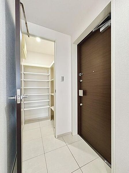 扉を開けた瞬間に広がる開放感。シューズインクローゼットで、すっきりとした玄関周りを保てます。