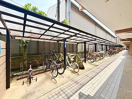 整然と並ぶ駐輪場。敷地内の管理状況の良さが垣間見えます。日々の使い勝手を現地でご確認ください