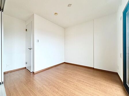 独立性の高い洋室は、主寝室やワークスペースにも最適。自分だけの静かな時間をお過ごしください。