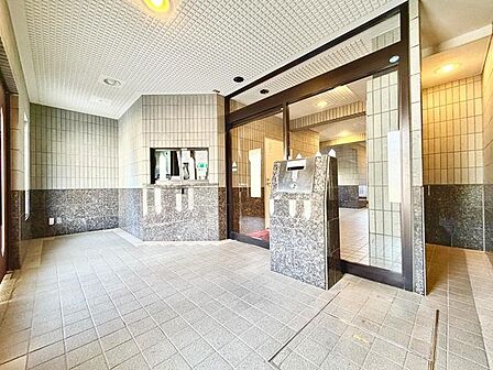 オートロック式の入り口です、ぜひ現地にて、実際の広さや開放感をお確かめください。