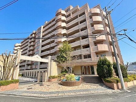 マンションの外観写真です、ぜひ現地にて、実際の広さや開放感をお確かめください。