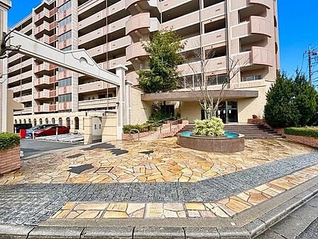 広々、マンションの入り口です、ぜひ現地にて、実際の広さや開放感をお確かめください。
