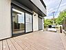 室内：ウッドデッキ付きの戸建てです、写真では伝わらない空間の広さを現地でご体感下さい