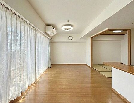 リビング(写真は家具撤去後→AI加工)、写真では伝わらない空間の広さを、現地でご体感ください