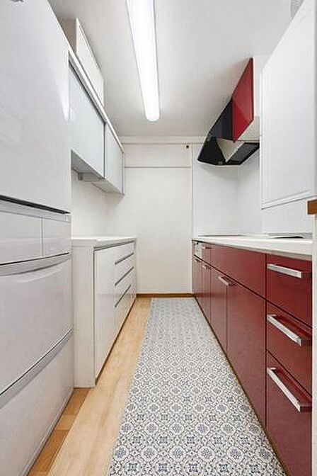 キッチン（写真は家具撤去後→AI加工）、写真では伝わらない空間の広さを、現地でご体感ください
