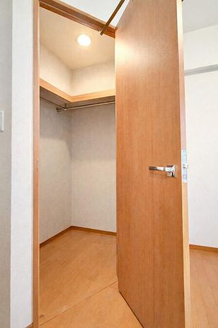 広々WIC付き(写真は家具撤去後→AI加工)、写真では伝わらない空間の広さを、現地でご体感ください