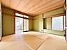 室内：1階 和室約8帖です、ぜひ現地にて、実際の広さや開放感をお確かめください。