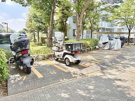 敷地内に整えられたバイク置き場です