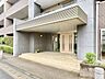 エントランス：住まう方を優しく迎え入れるエントランス。清掃が行き届き、良好な管理体制がうかがえます。