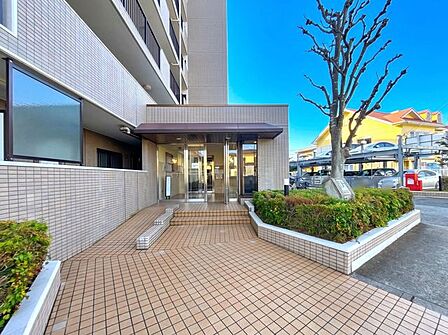 住まいの顔となるエントランスは、清潔感があり好印象。帰宅するたびに気持ちが整う、落ち着いた空間です。