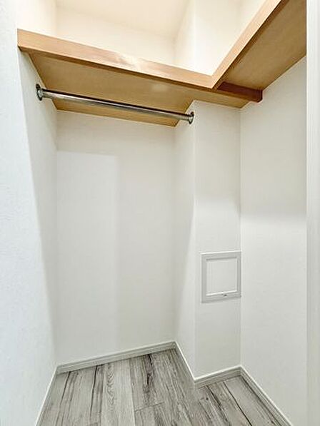 衣類や小物を機能的にしまえるクローゼット。お部屋に余計な家具を置く必要がありません。
