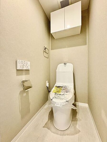 清潔感あふれるトイレ空間。ウォシュレットなど快適機能も充実し、ゲストにも安心の設備です。