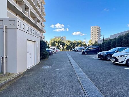 駐車場です、ぜひ現地にて、実際の広さや開放感をお確かめください。