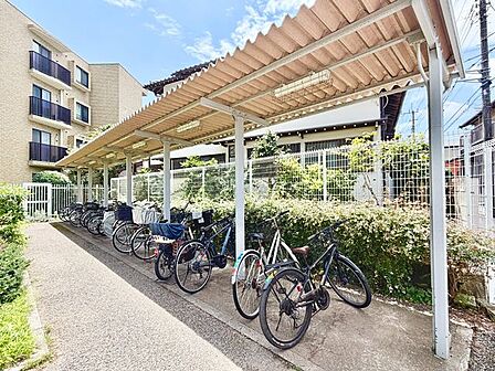 屋根付きで愛車を雨から守る駐輪場。整理整頓が行き届き、管理体制の良さが伺えます。