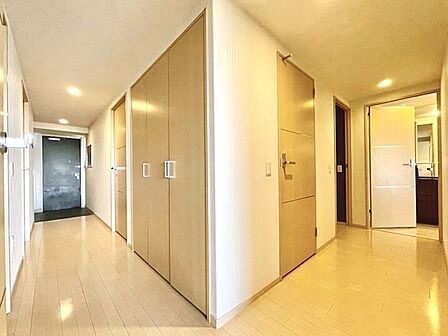 各居室へ繋がる廊下。ダウンライトの優しい光が、帰宅したご家族を温かく出迎えてくれます。