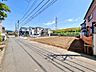 外観：前面道路は交通量も少なく、小さなお子様がいるご家庭も安心。車の出し入れもスムーズに行えます。