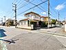 外観：見通しの良い前面道路は、車の出し入れもラクラク。閑静な住宅街で、穏やかな新生活が始まります。