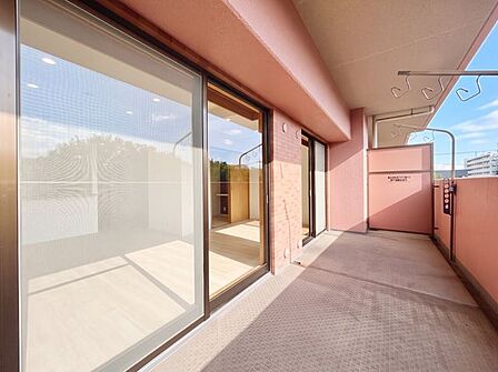 バルコニーからの開放的な眺望。晴れた日には心地よい風と陽光を感じてリフレッシュできます。