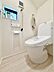 トイレ：清潔感あふれるトイレスペース。小窓付きで換気もしやすく、いつも快適に保てます。