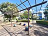 その他：季節の移ろいを感じられる緑豊かな公園が身近に。自然と触れ合える健やかな周辺環境です。