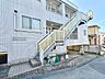 その他：明るく整備された共用階段。日々の移動もスムーズで快適に行えます。