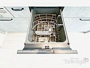 システムキッチンにはなんと、食洗器が内蔵されています！毎日の面倒な洗い物は、食洗器にお任せ♪洗剤による手荒れが心配な方にも嬉しい設備です。