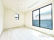 こちらは3階にある6.5帖の洋室。室内物干しが付いており、突然の雨で濡れてしまった制服などをかけておくことができます♪ベッドと勉強机を配置して、お子様のお部屋にいかがでしょうか？