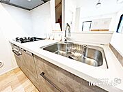 人気の対面型システムキッチンを採用！お料理をしながらご家族との会話を楽しむ事ができます♪収納たっぷりタイプで、調味料・調理器具がスッキリ綺麗に収納可能です♪◆0120-1919-80◆