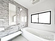 高級感ある内装のバスルームで、一日の疲れを癒しましょう♪浴室乾燥機を搭載しており、雨の日はここで洗濯物を乾かす事ができます。暖房・涼風機能もあり、ヒートショックのリスク軽減も！
