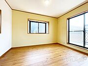 こちらは3階にある6帖の洋室。3階バルコニーはこのお部屋から出入りができます♪3面に窓がついた明るい空間！ベッドと勉強机を配置して、お子様のお部屋にいかがでしょうか？0120-1919-80
