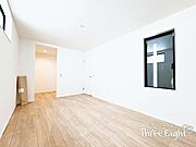 1階6.7帖主寝室。広々とした空間のお部屋で、大型のベットなども配置可能！快適なプライベート空間となっています。