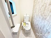 ＜N号棟＞トイレは1階と3階に1つずつご用意しました！忙しい朝の時間帯でも、混雑なくご使用いただけます♪手すりのあるトイレでは、ゆっくり安全に腰を下ろすことができます。0120-1919-80