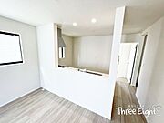＜D号棟＞人気の対面型システムキッチンを採用！お料理をしながらご家族との会話を楽しむ事ができます♪収納たっぷりタイプで、調味料・調理器具がスッキリ綺麗に収納可能です♪