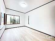 こちらは1階にある6帖の洋室。大きな窓から入る光のおかげで、1階のお部屋でありながらご覧の明るさ！ダブルベッドを配置しても余裕のある広さです♪◆0120-1919-80◆