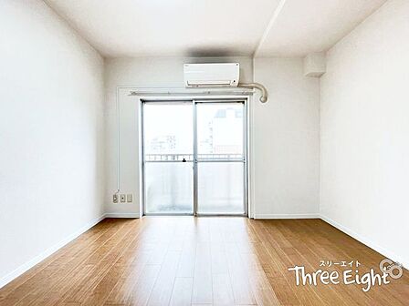 バルコニーへ繋がる窓からは、光だけでなく心地よい風もしっかりお部屋へ入り込みます。定期的な換気で、お部屋の空気を入れ替えましょう♪◆0120-1919-80◆