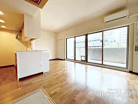 淡い色合いで心安らぐ、北欧ナチュラルな内装に生まれ変わります♪バルコニーへと繋がる大きな窓から入る光が、空間いっぱいに広がる場所。18帖もの広さを有する空間で、一家団欒のひと時を♪