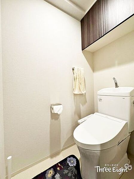 トイレは玄関入ってすぐの場所にございます。吊戸棚が付いているので、お掃除用品やサニタリー用品を隠して収納することができます。突然の来客の際も安心です。◆0120-1919-80◆